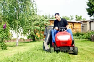 Gründe für eine Abmahnung: Ein ungepflegter Garten kann einer davon sein.