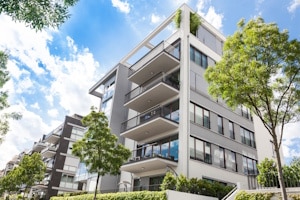 Für die Nutzung vom Balkon gelten Regeln, die Mieter beachten sollten.