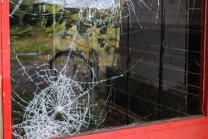Sicherheitsrisiko: Defekte Fenster können eine Mietminderung dann begründen.