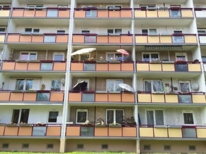 Die Wartung und Pflege der Fluchtwege gehört zum Brandschutz in einem Mietshaus.