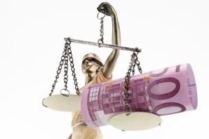 Keine Entschädigung wegen Schreckhaftigkeit: Einer Mieterin steht kein Schmerzensgeld zu, wenn sie sich durch eigenes Erschrecken verletzt.