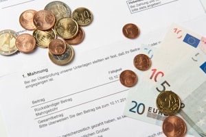 Wenn der Mieter die Miete nicht bezahlt, kann eine Abmahnung drohen. Eine Mahnung ist hingegen nicht notwendig.