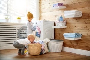 Der Mieter trocknet seine Wäsche in der Wohnung. Entsteht dadurch Schimmel, hafter meist er.