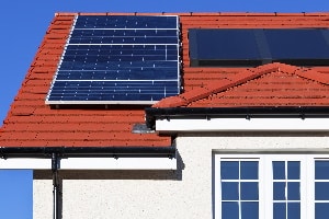 Mieterstrom über Photovoltaikanlagen kann für Vermieter und Mieter von Vorteil sein.