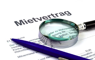 Mietminderung: Bei Rauchgeruch in der eigenen Wohnung ist der Mietvertrag entscheidend. 