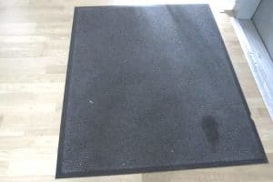 Mietminderung: Ist der Teppichboden verschlissen, kann in einigen Fällen gemindert werden.