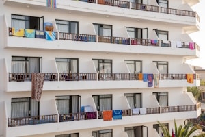 Mietrecht: auf dem Balkon kann Bodenbelag verlegt werden, sofern Wasser abfließen kann. 