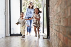 Mietrecht: Kinderlärm und Trampeln durch Kinder ist bis zu einem gewissen Maß zu dulden.