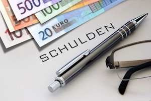 Mietschulden: Hilfe finden Mieter bei Mietervereinen und Schuldenberatungsstellen.