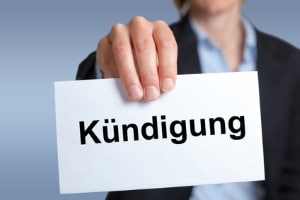 Um den Mietvertrag zu kündigen, müssen Mieter und Vermieter unterschiedliche Fristen beachten.