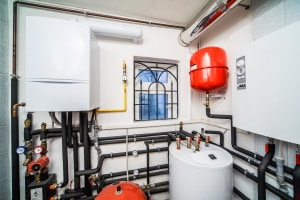 Neben der Absenkung der Mindesttemperatur in der Wohnung ist eine jährliche Prüfung der Heizung vorgesehen.