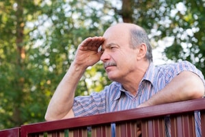 Eine psychische Belastung durch Nachbarn durch Stalking oder Mobbing kann meist nur eine Anzeige oder ähnliche Maßnahmen beenden.