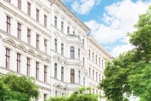 In Bezug auf den Sichtschutz auf dem Balkon ist laut Mietrecht eine Änderung mit dem Vermieter abzuklären. 