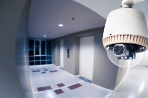 Vorgetäuschte Videoüberwachung: Im Mietshaus sind auch Kamera-Attrappen nicht erlaubt.