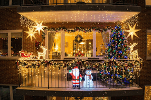 Kann die Weihnachtsdeko der Mietwohnung auf dem Balkon aufgestellt werden?