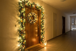 Möchten Sie die Weihnachtsdeko in Ihrer Mietwohnung im Hausflur aufstellen, muss der Fluchtweg stets frei bleiben.