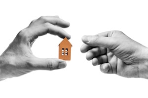 Bei der Überschreibung vom Haus und der Vereinbarung vom Wohnrecht kann ein Rechtsanwalt helfen.