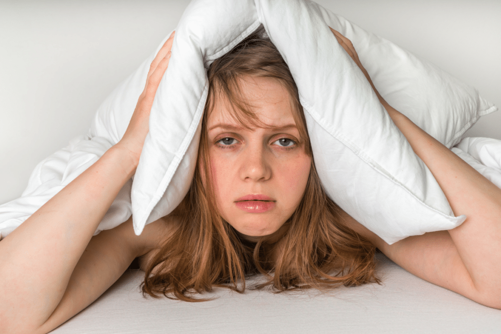 In der Wohnung in High Heels umherzugehen, verursacht möglicherweise nicht sozialadäquaten Lärm.